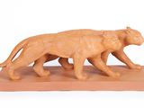 une statue représentant un lion et son lionceau, posée sur un socle