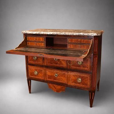 un bureau ancien avec un plateau en marbre et des tiroirs