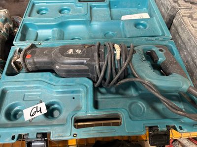une boîte bleue contenant une perceuse et d'autres outils