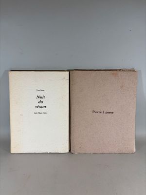 deux livres posés l'un à côté de l'autre sur une étagère