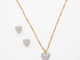 un ensemble composé d'un collier et de boucles d'oreilles en or, avec un pendentif en forme de cœur