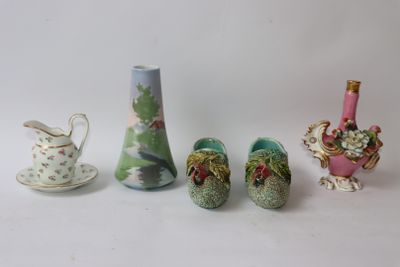 cinq vases différents et un petit vase posés sur une table