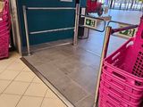 Des paniers violets sont alignés devant la porte d'un magasin