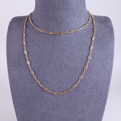 un collier à chaîne en or sur un mannequin mannequin mannequin mannequin mannequin mannequin mannequin mannequin mannequin mannequin