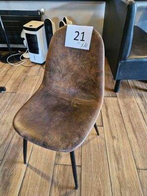 une chaise marron sur laquelle est inscrit un numéro, dans une pièce