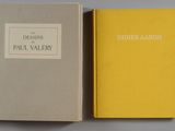 deux livres posés sur une table l'un à côté de l'autre