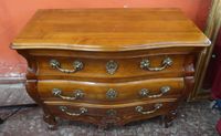 Commode tombeau de style Louis XV en bois naturel, 83x106x56… (photo 2)