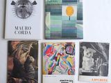 un grand nombre de livres posés sur une table