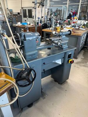 une machine placée au milieu d'une pièce