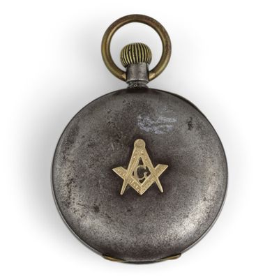 une vieille montre de poche ornée d'un symbole maçonnique