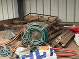 un tas de bric-à-brac posé par terre à côté d'un immeuble