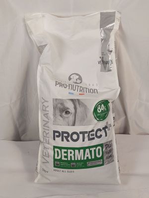 un sac blanc de croquettes posé sur un canapé blanc
