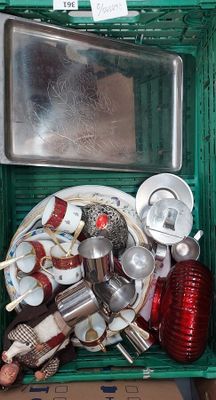 une boîte verte remplie d'ustensiles de cuisine variés
