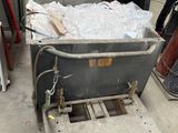 une valise posée sur un chariot dans le garage