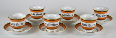 six tasses et soucoupes à bordure orange sur fond blanc