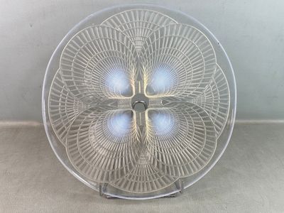 un ventilateur blanc posé par terre