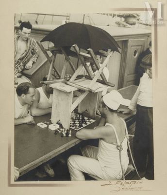 photographie en noir et blanc d'un groupe d'hommes jouant aux échecs
