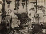 une photo en noir et blanc d'une femme assise sur un canapé dans un salon