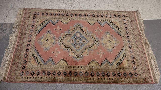 Tapis moderne. A nettoyer. 196 x 133 cm