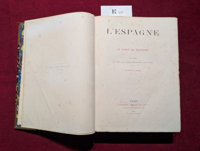 un livre ouvert posé sur une table recouverte d'un tissu rouge