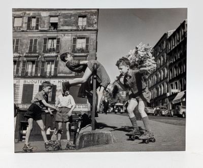 photographie en noir et blanc d'un groupe de personnes descendant une rue en skateboard