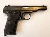 pistolet posé sur une surface blanche