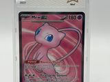 gros plan d'une carte pokemon dans un étui en plastique