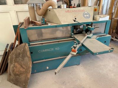 a machine that is sitting in the middle of a room