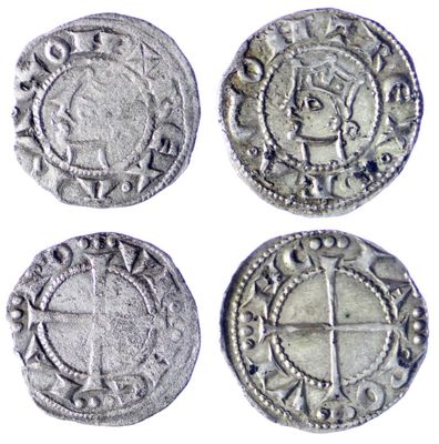 quatre pièces d'argent, dont l'une porte une croix et l'autre porte également une croix