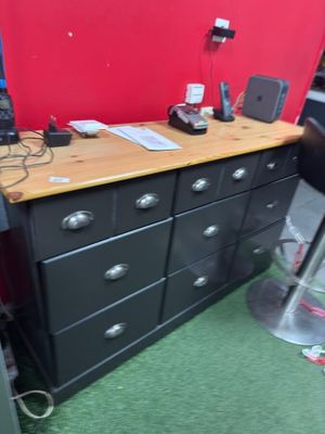 une photo d'un bureau sur lequel se trouve un ordinateur