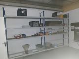 une pièce avec beaucoup d'étagères et un tableau noir