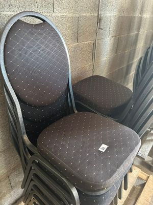 une pile de chaises placées les unes à côté des autres