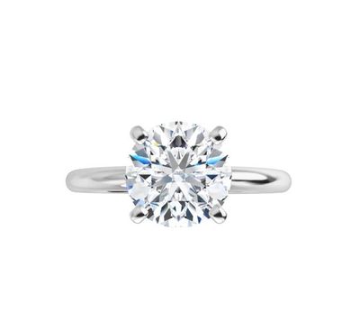 une bague de fiançailles en or blanc 18 carats sertie d'un diamant rond taille brillant