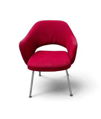 une image représentant une chaise rouge posée sur un sol blanc