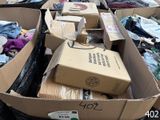 de nombreuses boîtes de vêtements empilées par terre
