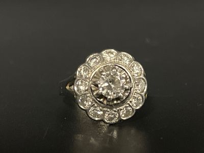 gros plan d'une bague en diamant sur une surface noire