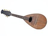 un petit instrument en bois posé sur une surface blanche