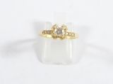 l'image d'une bague en or surmontée d'un diamant