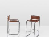 une paire de tabourets de bar en chrome et cuir