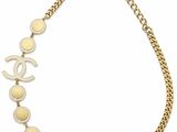 un collier Chanel avec une chaîne en or et le logo Chanel