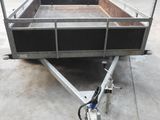 une remorque avec un vélo attaché dessus dans un garage