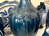 de nombreux vases posés sur une table