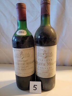 deux bouteilles de vin posées l'une à côté de l'autre sur une table