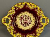 une assiette rouge et jaune ornée d'un motif floral