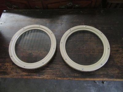 DEUX HUBLOTS EN VERRE ET METAL - Diam.