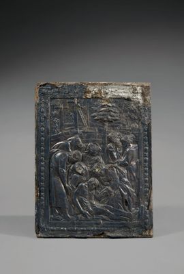 une image représentant une plaque métallique sur laquelle figure une scène