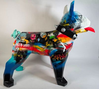 un chien en plastique sur lequel on a tagué des graffitis