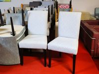 Huit chaises et deux fauteuils, le piètement en bois noirci … (photo 2)