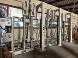 une pièce dans laquelle se trouvent tout un tas de machines