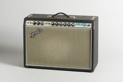 un gros plan d'un amplificateur de guitare posé sur une table